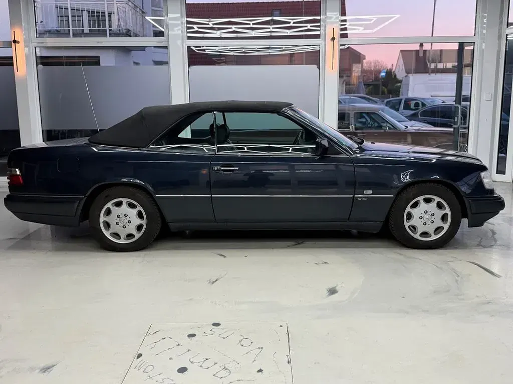 Second-hand Mercedes E220 150 CP (110 kW) 1997 Negru Cabrio
