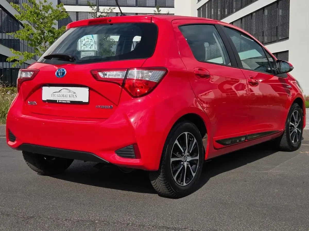 Gebraucht Toyota Yaris Hybrid Team 101 PS (74 kW) 2018 Rot Kleinwagen