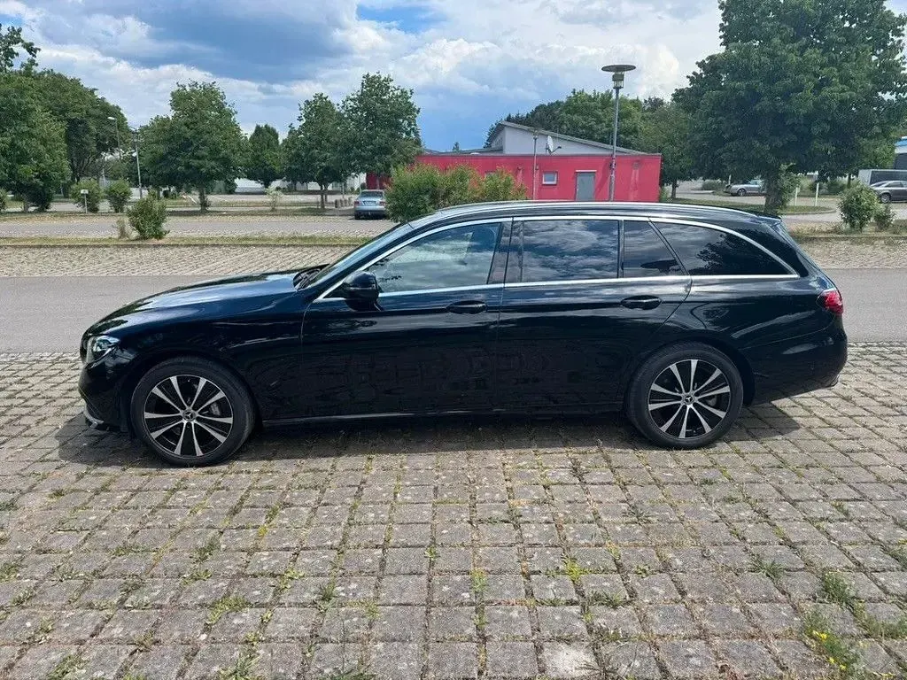 Gebraucht Mercedes E300 194 PS (142 kW) 2022 Schwarz Limousine