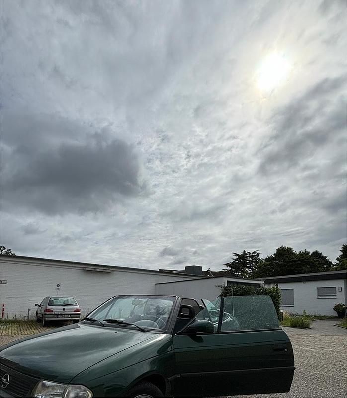 Grün Gebraucht 1997 Opel Astra Cabriolet Cabrio | 2.900 € (Fairer Preis) - Bild 1/4