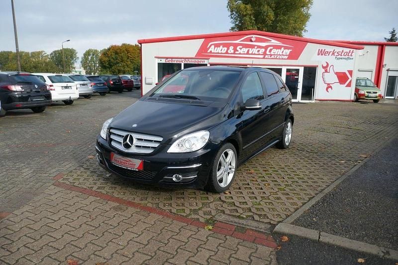 Schwarz Gebraucht 2011 Mercedes B200 Van / Kleinbus | 7.990 € (Etwas zu teuer) - Bild 1/4