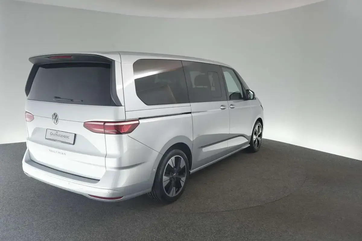 Gebraucht VW Multivan Life 150 PS (110 kW) 2025 Silber Van / Kleinbus