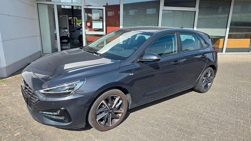 Grau Gebraucht 2022 Hyundai i30 Trend Limousine | 15.290 € (Fairer Preis) - Bild 1/4