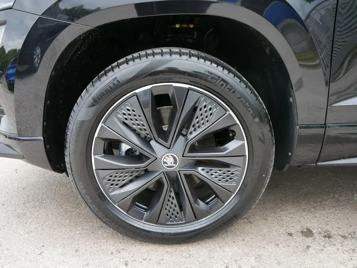 Neu Skoda Karoq SportLine 190 PS (139 kW) 2026 Blackmagic perleffekt SUV