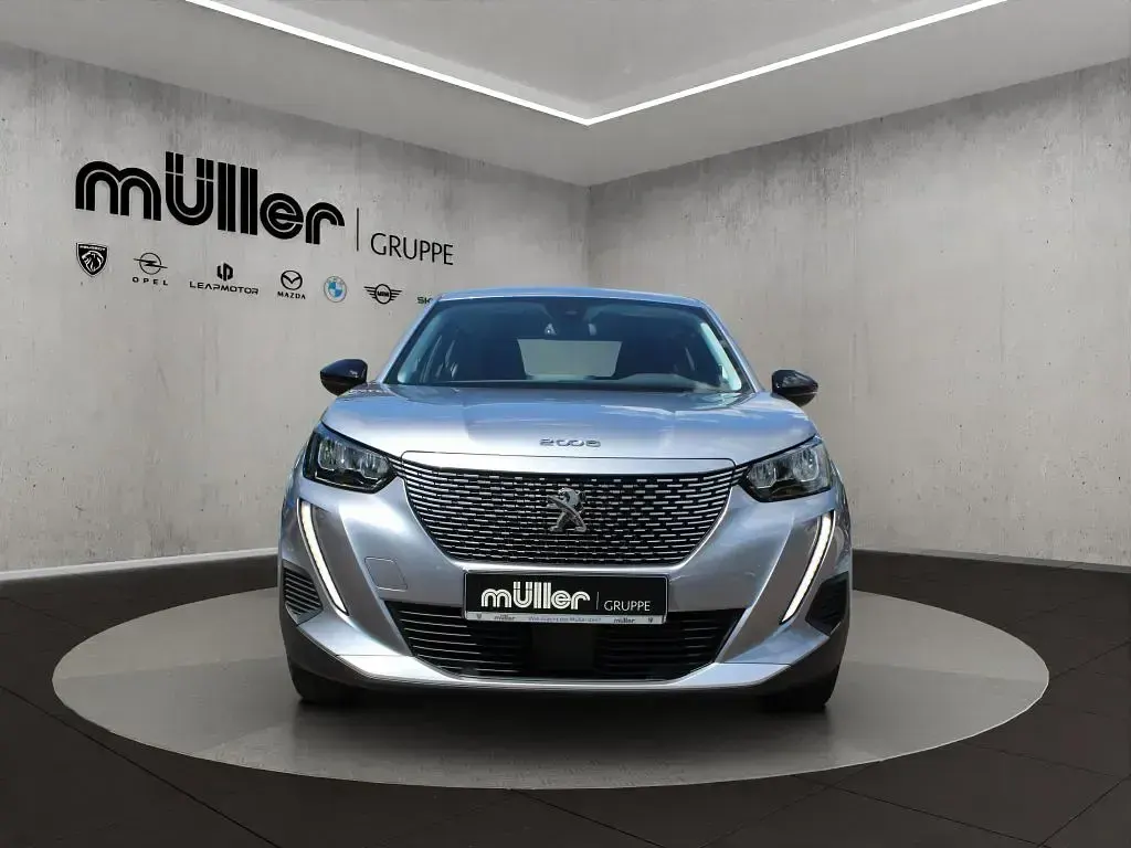 Gebraucht Peugeot e-2008 Active 100 kW (136 PS) 2022 Artense grau SUV