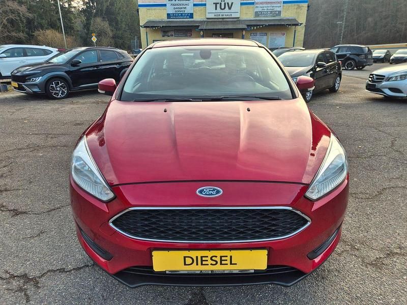 Gebraucht Ford Focus Trend 120 PS (88 kW) 2016 Rot Limousine