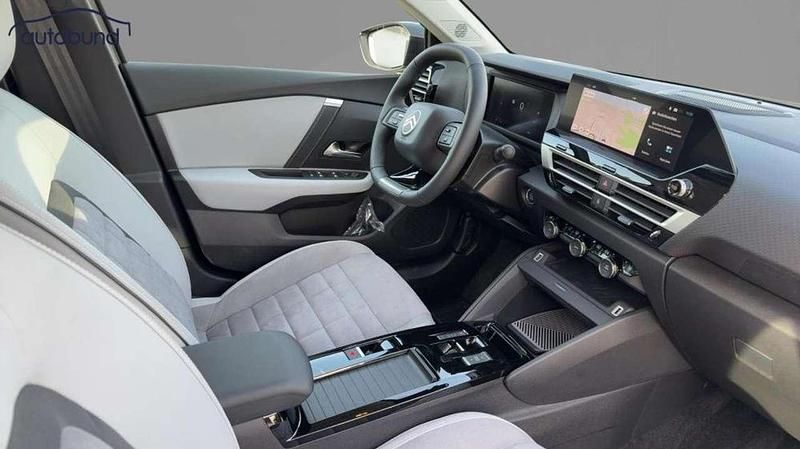 Gebraucht Citroën C4 131 PS (96 kW) 2025 Grau / mercuregrau Limousine