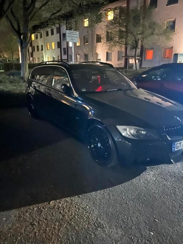 Schwarz Gebraucht 2007 BMW 330 Kombi | 3.900 € (Superpreis) - Bild 1/4