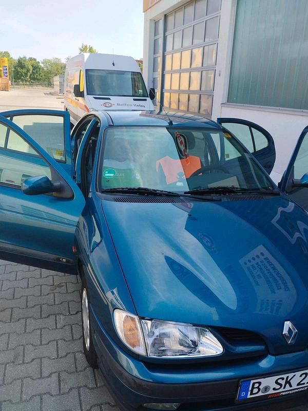 Blau Gebraucht 1996 Renault Mégane Limousine | 800 € (Fairer Preis) - Bild 1/4