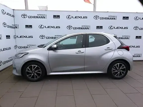 Gebraucht Toyota Yaris Basis 116 PS (85 kW) 2023 Shimmering silver metallic Kleinwagen