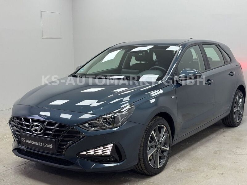 Blau Gebraucht 2023 Hyundai i30 Trend Limousine | 18.850 € (Superpreis) - Bild 1/4