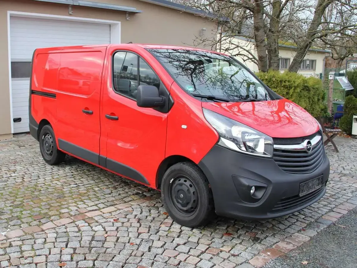 Gebraucht Opel Vivaro 120 PS (88 kW) 2016 Magma rot (b) Van / Kleinbus