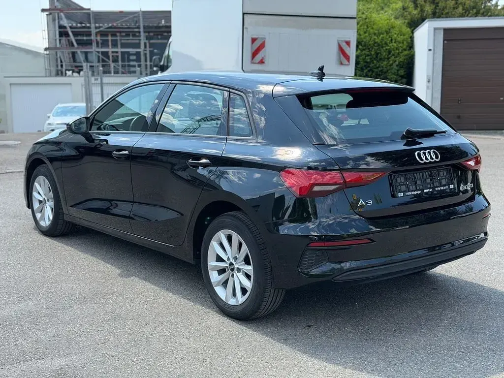 Gebraucht Audi A3 Basis 116 PS (85 kW) 2023 Schwarz Limousine