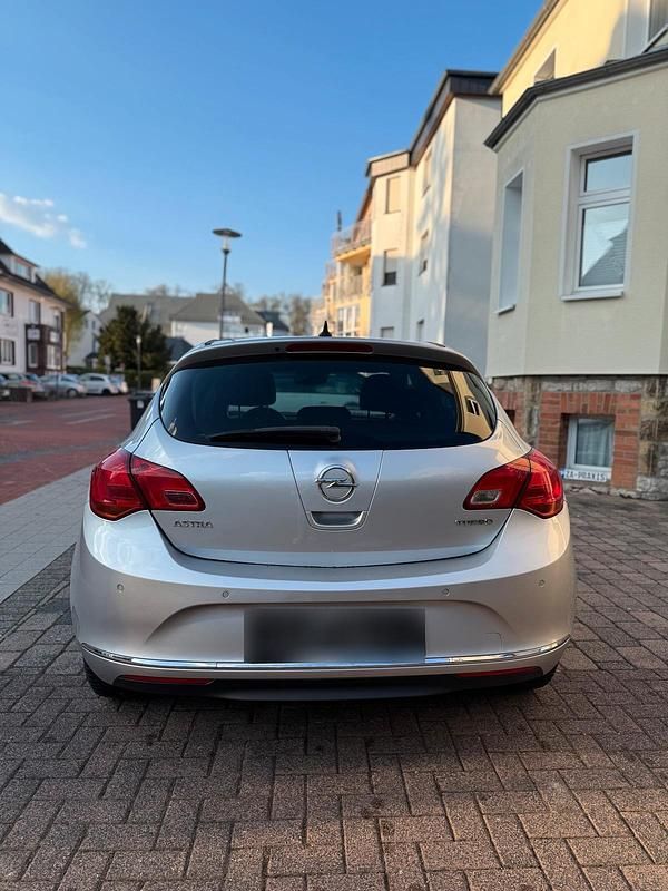 Gebraucht Opel Astra Active 140 PS (102 kW) 2014 Silber Kleinwagen