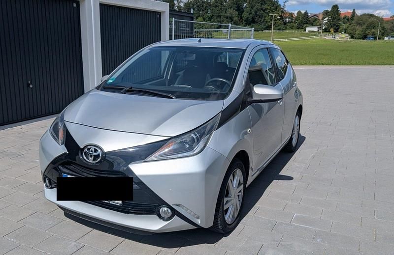 Silber Gebraucht 2015 Toyota Aygo X-play Kleinwagen | 5.000 € (Teuer) - Bild 1/4