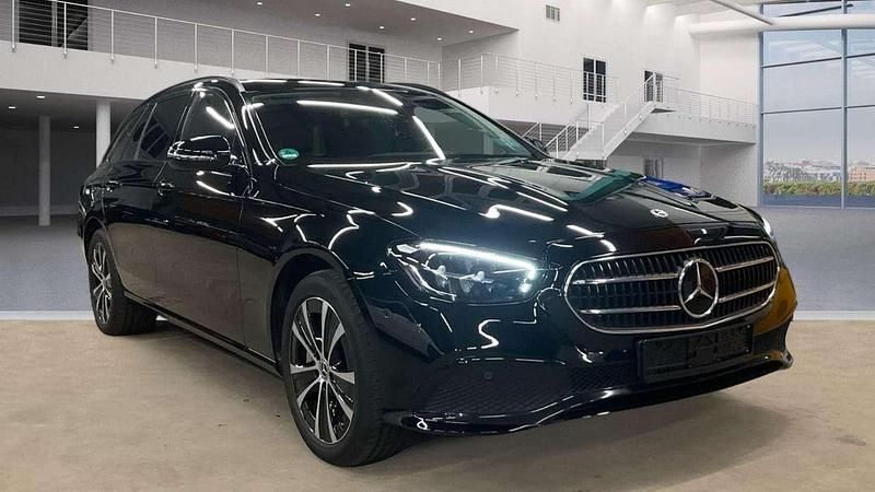 Schwarz/baltic black Gebraucht 2022 Mercedes E300 Night Kombi | 26.980 € (Guter Preis) - Bild 1/4