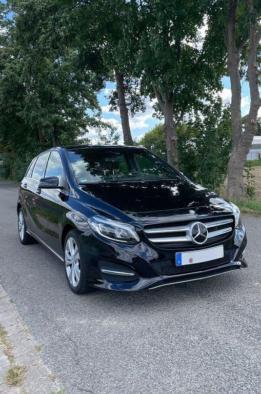 Schwarz Gebraucht 2015 Mercedes B200 Urban Van / Kleinbus | 16.990 € (Fairer Preis) - Bild 1/4