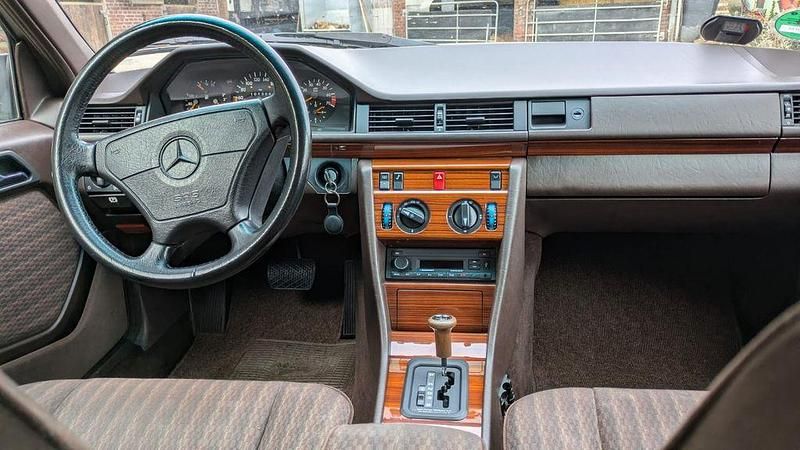 Gebraucht Mercedes E220 AMG 150 PS (110 kW) 1992 Silber Limousine