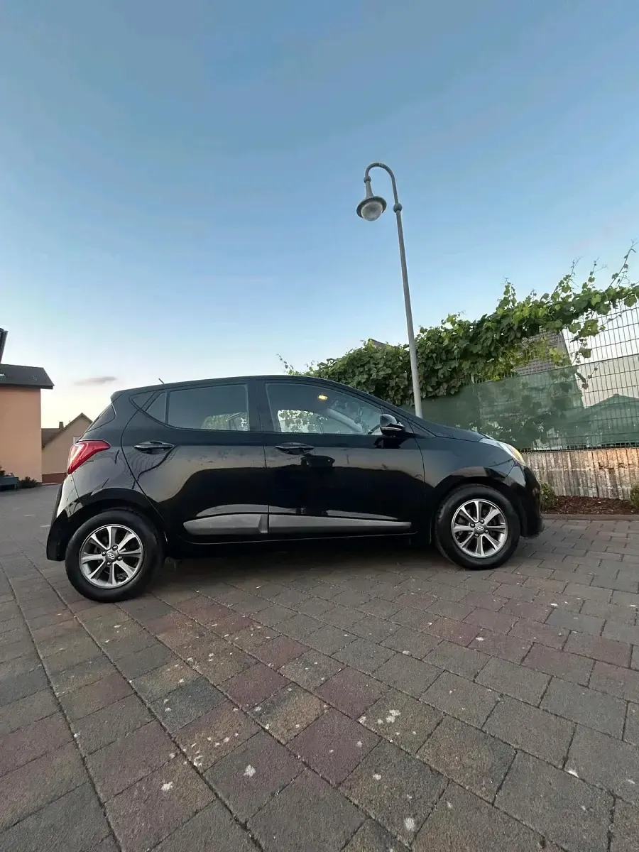 Gebraucht Hyundai i10 87 PS (63 kW) 2015 Schwarz Kleinwagen