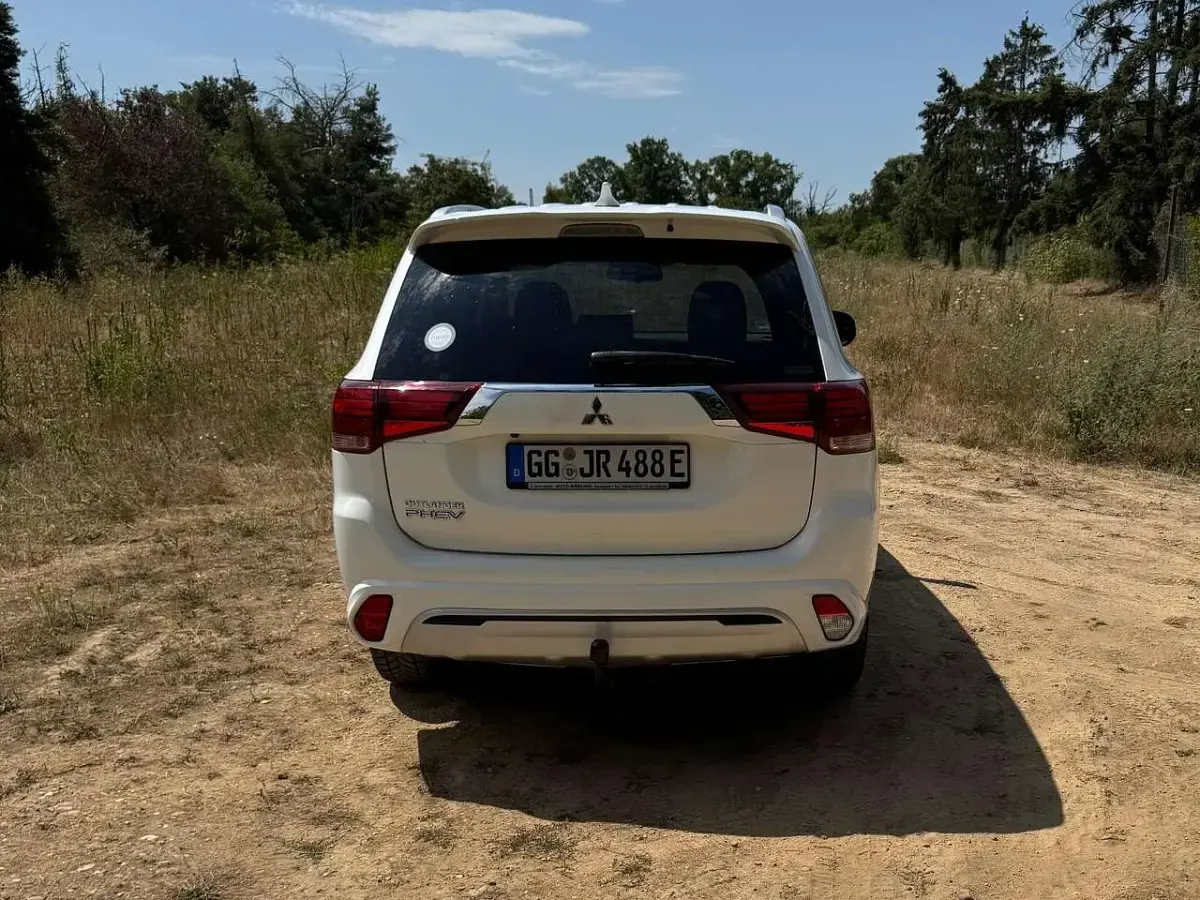 Gebraucht Mitsubishi Outlander P-HEV Basis 135 PS (99 kW) 2020 Weiß SUV