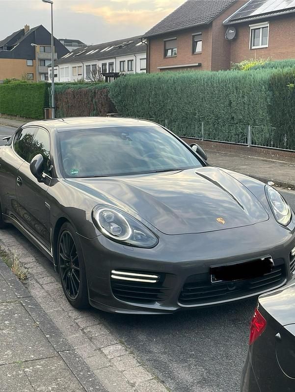 Grau Gebraucht 2016 Porsche Panamera GTS Limousine | 56.900 € (Teuer) - Bild 1/4