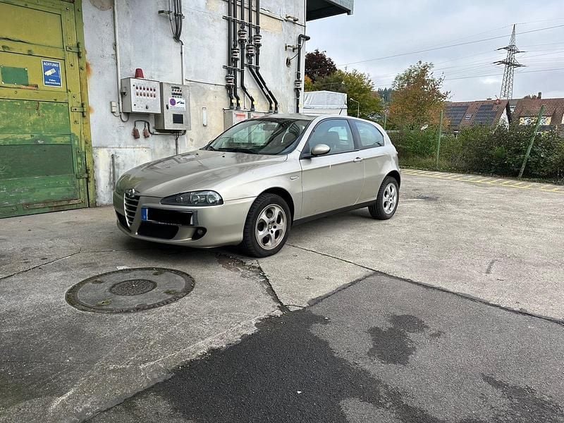 Gold Gebraucht 2004 Alfa Romeo 147 Kleinwagen | 1.200 € (Etwas zu teuer) - Bild 1/4