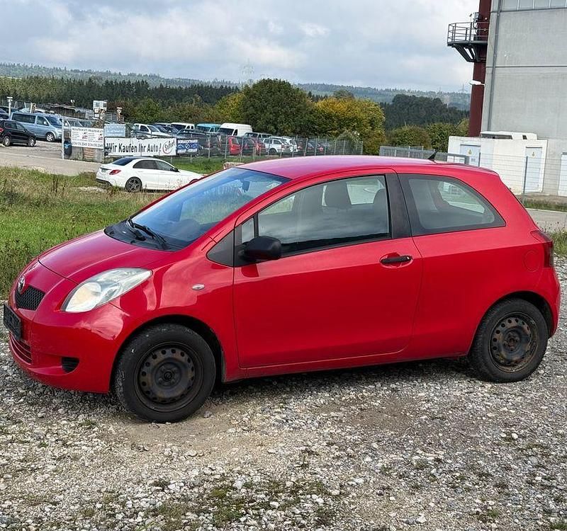 Rot Gebraucht 2008 Toyota Yaris Limousine | 950 € (Superpreis) - Bild 1/4