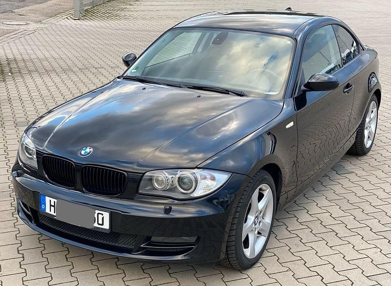 Schwarz Gebraucht 2009 BMW 120 Sport Line Kleinwagen | 7.990 € - Bild 1/4