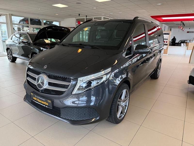 Grau Gebraucht 2020 Mercedes V300 Avantgarde Edition Van / Kleinbus | 52.490 € (Guter Preis) - Bild 1/4