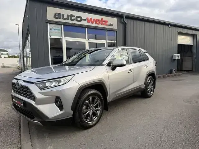 Gebraucht Toyota RAV4 Hybrid 222 PS (163 kW) 2022 Hell silber (metallic) SUV