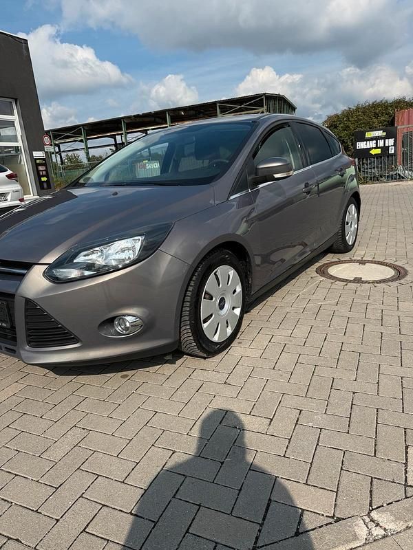 Grau Gebraucht 2014 Ford Focus Kleinwagen | 5.999 € (Fairer Preis) - Bild 1/4