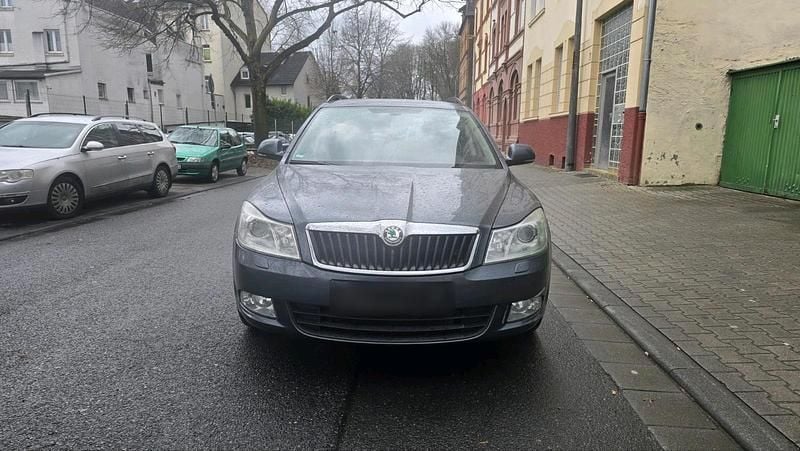 Gebraucht Skoda Octavia 140 PS (102 kW) 2012 Grau Kombi