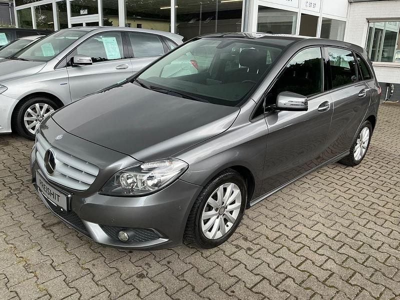 Grau Gebraucht 2013 Mercedes B180 Van / Kleinbus | 9.850 € (Fairer Preis) - Bild 1/4