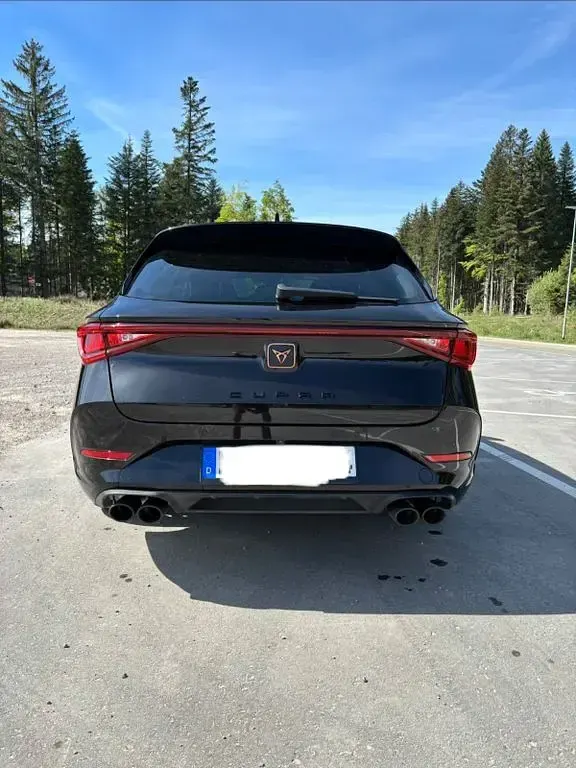 Używany Cupra Leon VZ 300 KM (220 kW) 2023 Czarny Sedan/Limuzyna
