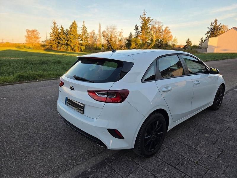 Gebraucht Kia Ceed 99 PS (72 kW) 2019 Weiß Kleinwagen
