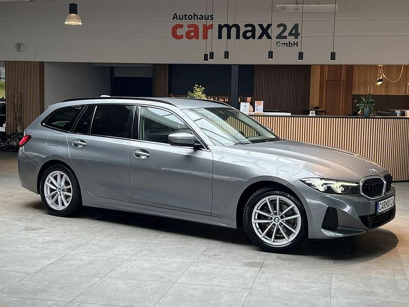 Grau Gebraucht 2023 BMW 320 Sport Line Limousine | 25.740 € (Fairer Preis) - Bild 1/4