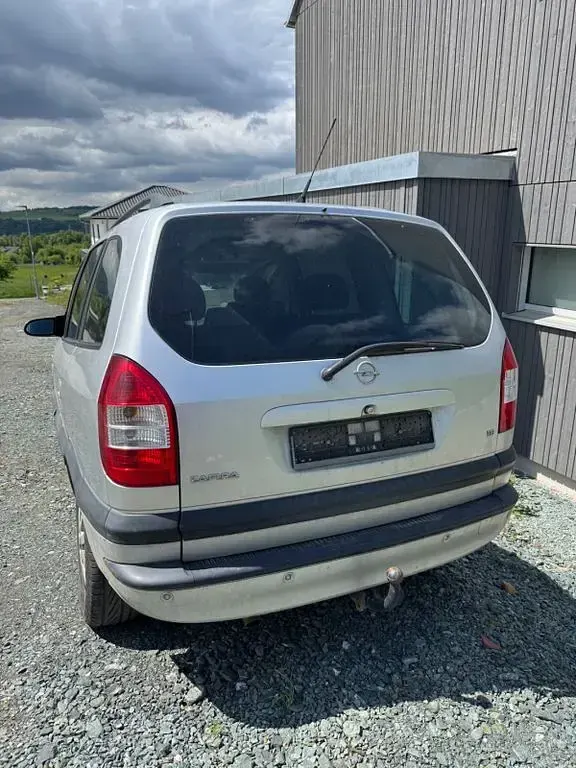 Second-hand Opel Zafira 125 CP (91 kW) 2003 Argintiu Monovolum