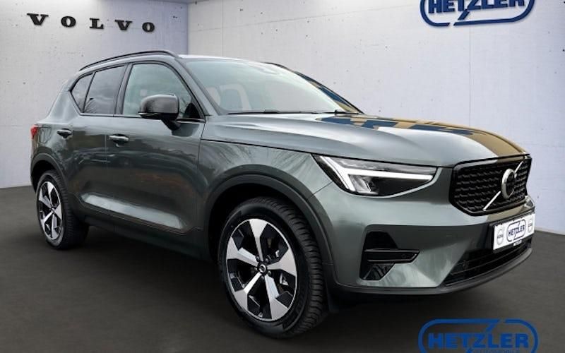 Neu Volvo XC40 Plus 197 PS (144 kW) 2025 Grün SUV