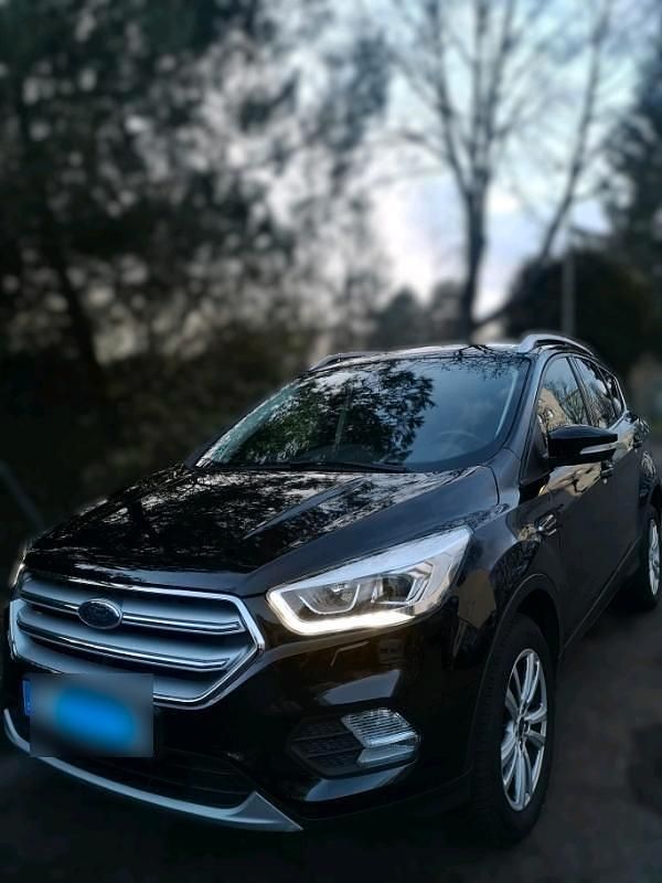 Schwarz Gebraucht 2018 Ford Kuga SUV | 13.900 € (Fairer Preis) - Bild 1/4