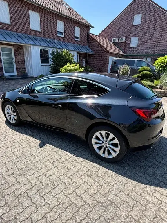 Gebraucht Opel Astra GTC 140 PS (102 kW) 2014 Schwarz Limousine