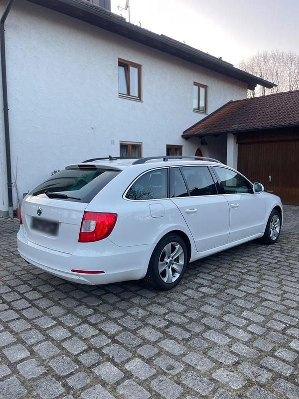 Gebraucht Skoda Superb Elegance 140 PS (102 kW) 2012 Weiß Kombi