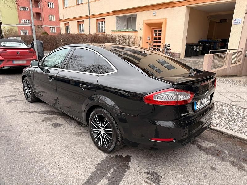 Gebraucht Ford Mondeo 140 PS (102 kW) 2012 Schwarz Limousine