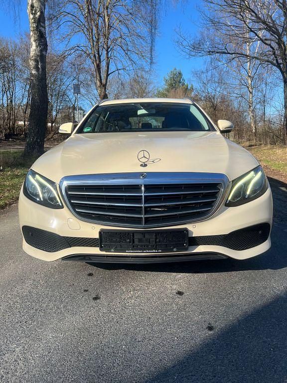 Gebraucht Mercedes E220 194 PS (142 kW) 2017 Beige Limousine