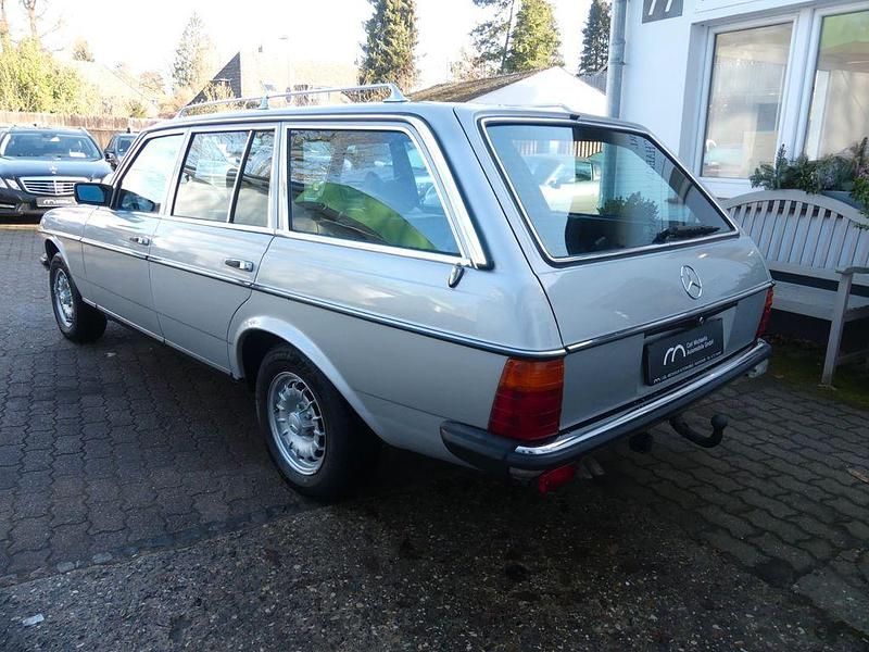 Gebraucht Mercedes E280 185 PS (136 kW) 1978 Silber Limousine