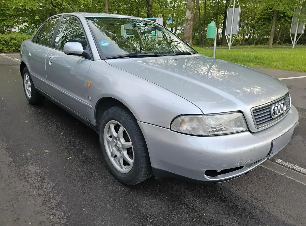 Second-hand Audi A4 100 CP (73 kW) 1997 Argintiu Berlinǎ