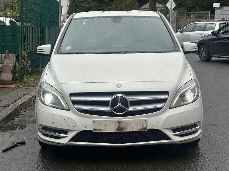 Weiß Gebraucht 2012 Mercedes B200 Van / Kleinbus | 5.499 € (Fairer Preis) - Bild 1/4