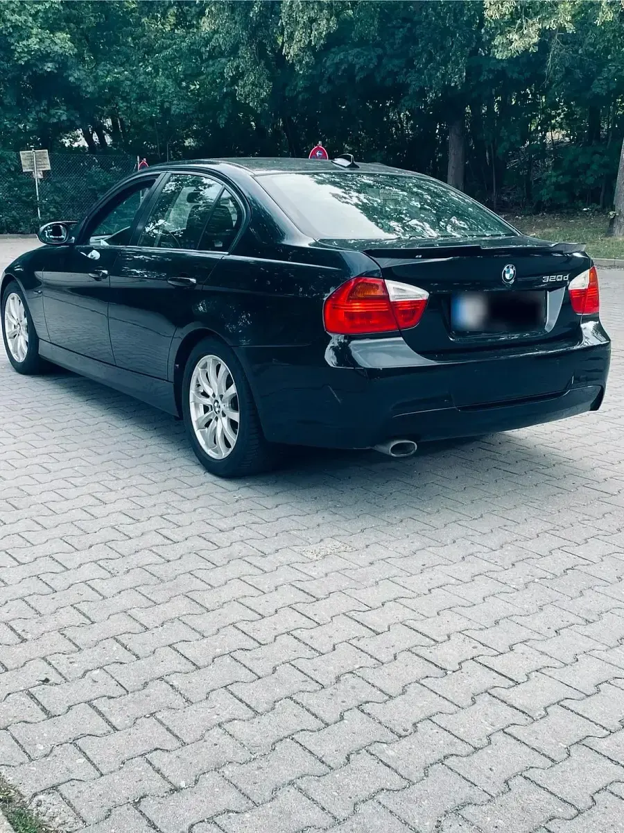 Gebraucht BMW 320 177 PS (130 kW) 2009 Schwarz Limousine