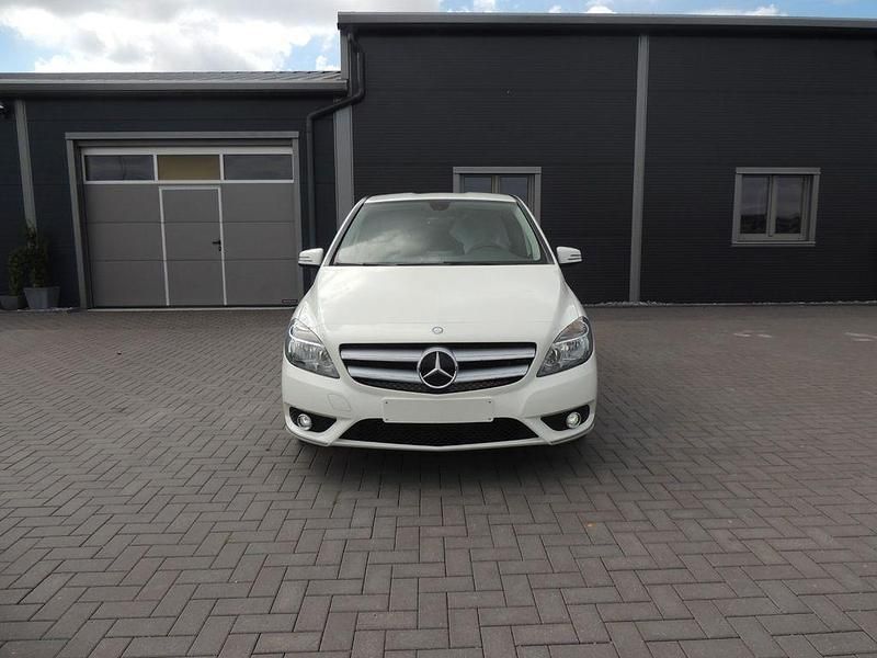 Weiß Gebraucht 2013 Mercedes B180 Van / Kleinbus | 9.900 € (Superpreis) - Bild 1/4