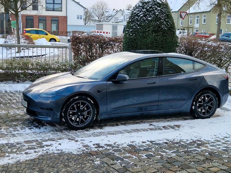Grau Gebraucht 2022 Tesla Model 3 Standard Range Limousine | 25.990 € (Fairer Preis) - Bild 1/4
