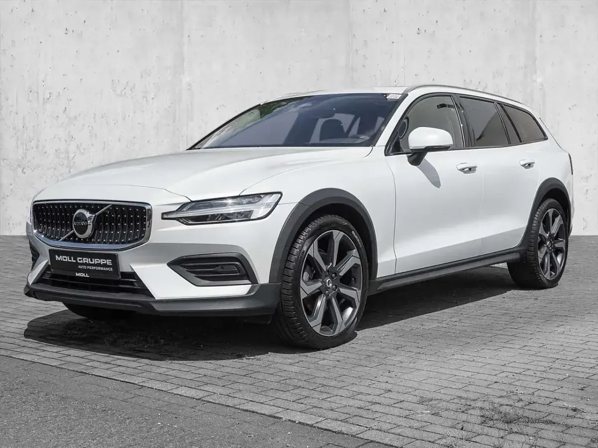 Gebraucht Volvo V60 CC Plus 197 PS (144 kW) 2023 Crystal white pearl / metallic Kombi